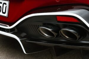 Aston Martin Vantage S scarichi