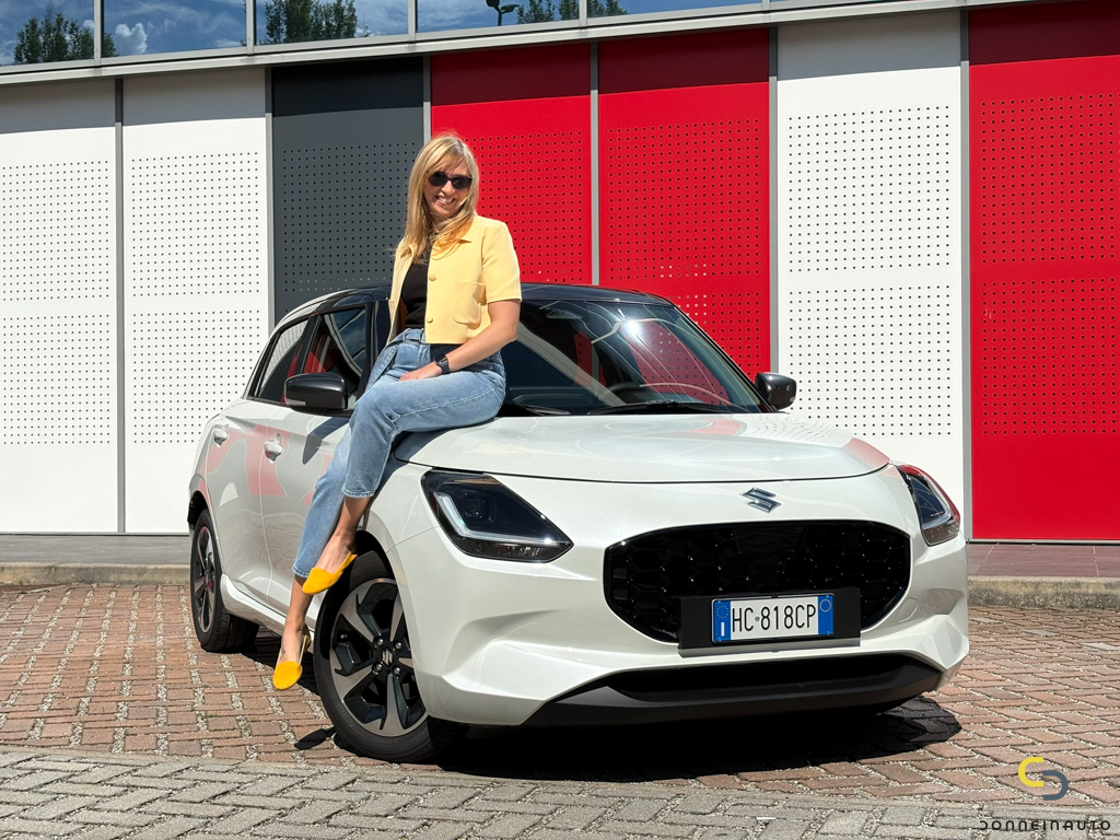Suzuki Swift Hybrid CVT donna cofano