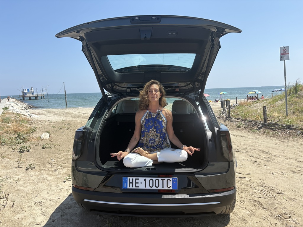 Volvo EX60 bagagliaio yoga donna