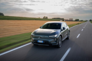 Volvo EX60 guida dinamica