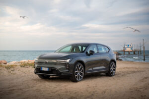 Volvo EX60 spiaggia