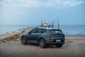 Volvo EX60 spiaggia posteriore